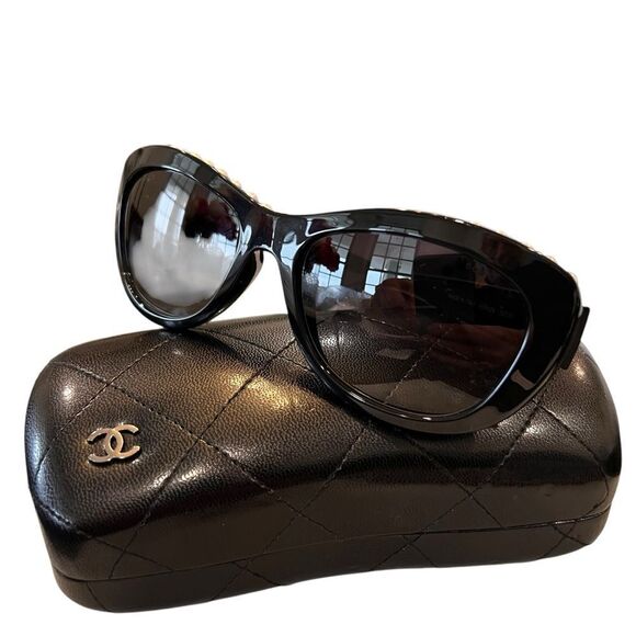 Chanel RARE RUNWAY Sunglasses with Pearl Accents - Picture 3 of 9